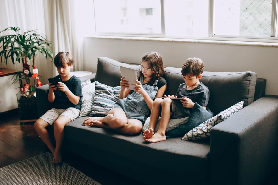 Kids on devices (imageme ilustrativa)